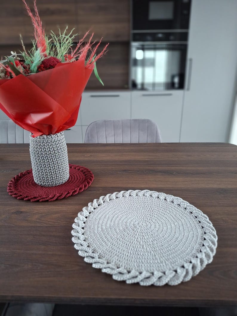 Gehäkeltes rundes Platzset mit 3D-Zopfmusterbordüre, handgefertigt, 2 Größen, Boho-Tischset