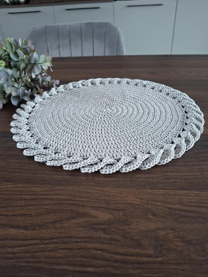 Gehäkeltes rundes Platzset mit 3D-Zopfmusterbordüre, handgefertigt, 2 Größen, Boho-Tischset