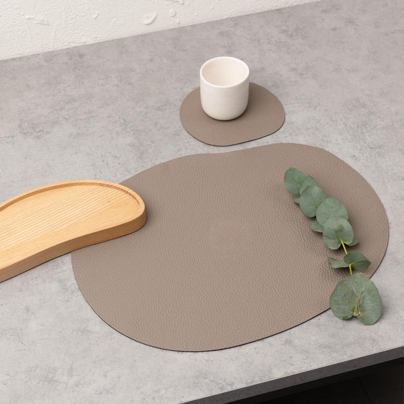 Tischset und Untersetzer aus Naturleder – Beige, Schwarz, Elfenbein, Hellgrau, Olivgrün, Rostbraun, Dunkelblau – 12 x 13 cm und 29 x 36 cm
