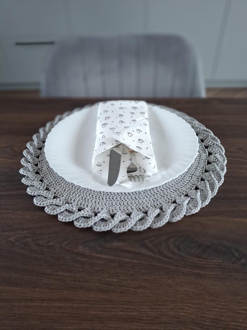 Gehäkeltes rundes Platzset mit 3D-Zopfmusterbordüre, handgefertigt, 2 Größen, Boho-Tischset