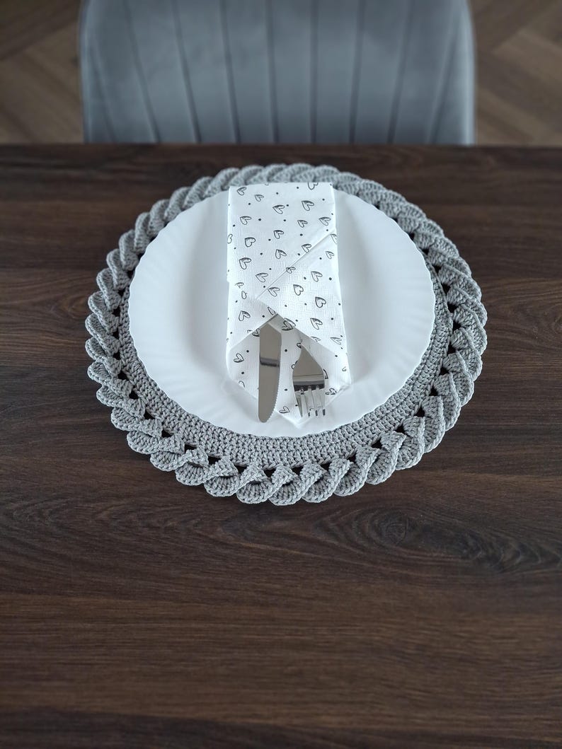 Gehäkeltes rundes Platzset mit 3D-Zopfmusterbordüre, handgefertigt, 2 Größen, Boho-Tischset