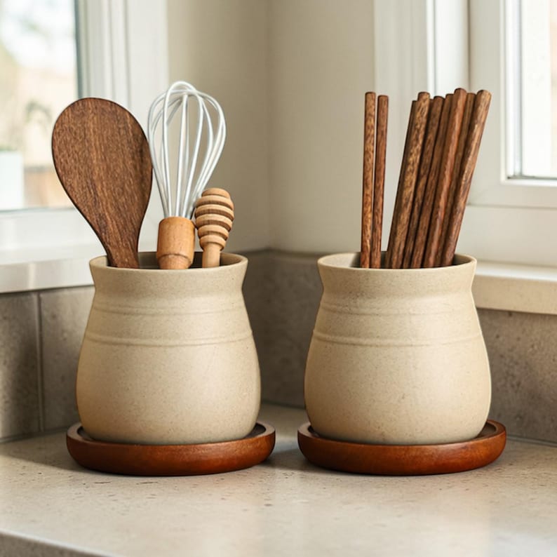 Keramik Utensilienhalter Set mit Naturholzsockel, rustikaler Küchentopf Organizer, 13 cm x 11 cm, 1 Stück