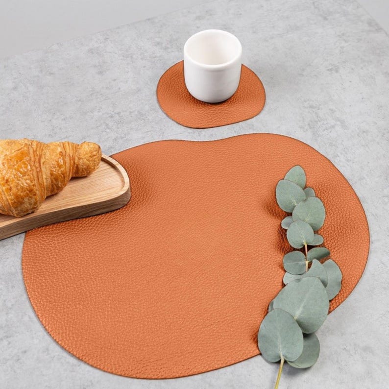 Tischset und Untersetzer aus Naturleder – Beige, Schwarz, Elfenbein, Hellgrau, Olivgrün, Rostbraun, Dunkelblau – 12 x 13 cm und 29 x 36 cm