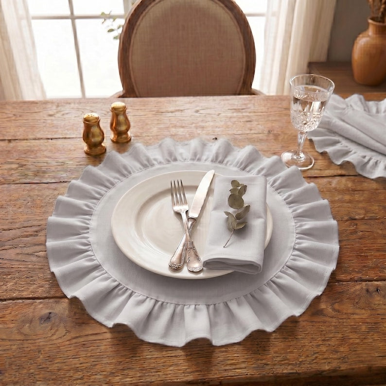 Schwarzes, gerüschtes Platzset (40 cm) — Platzset aus Leinen