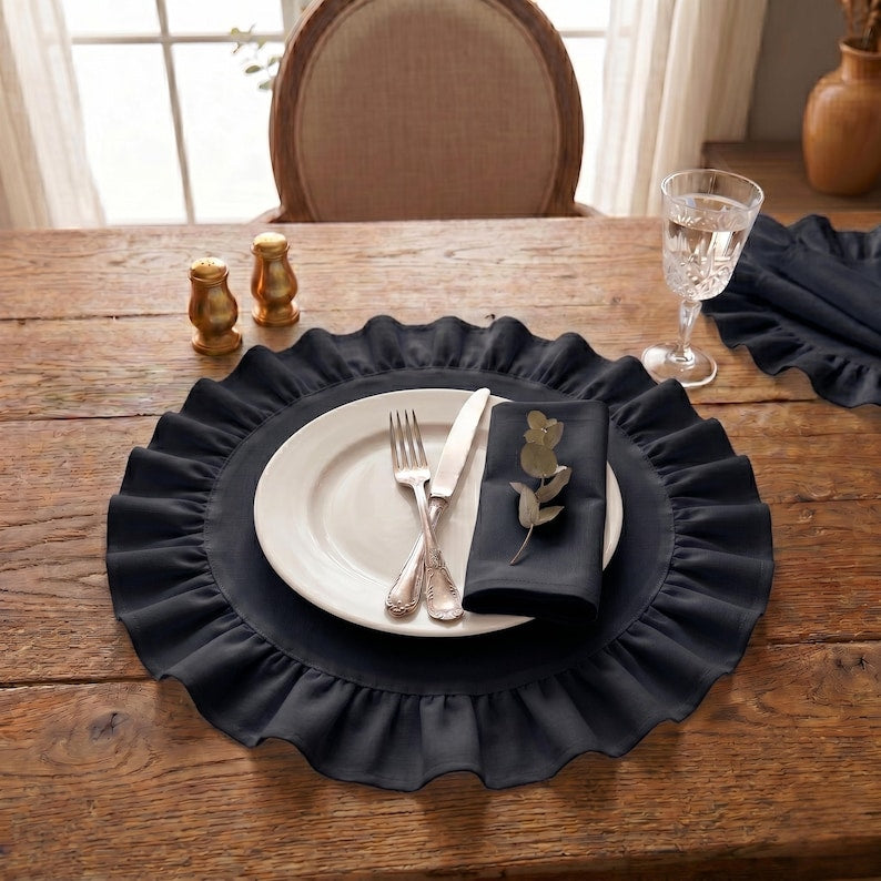 Schwarzes, gerüschtes Platzset (40 cm) — Platzset aus Leinen