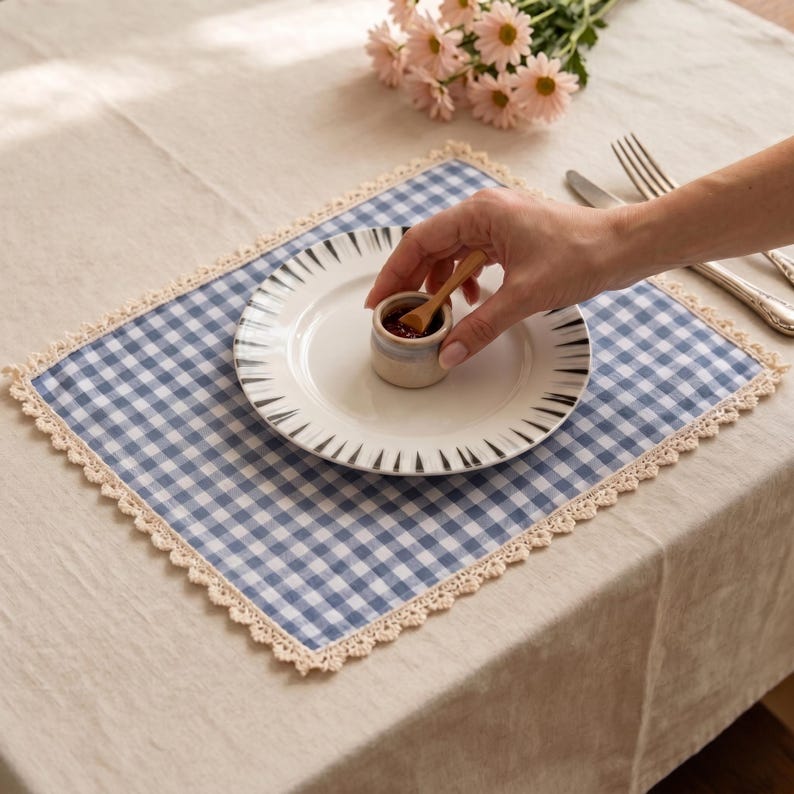 Gingham-Platzset mit Spitzenborte, karierte Tischunterlage aus Baumwollmix, 12 x 16 Zoll, Tischwäsche im Landhausstil