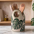 Keramik Utensilienhalter mit Monstera Blatt Design, handbemalt, Küchentopf für Löffel und Kochutensilien, grün-creme, 1 Stück