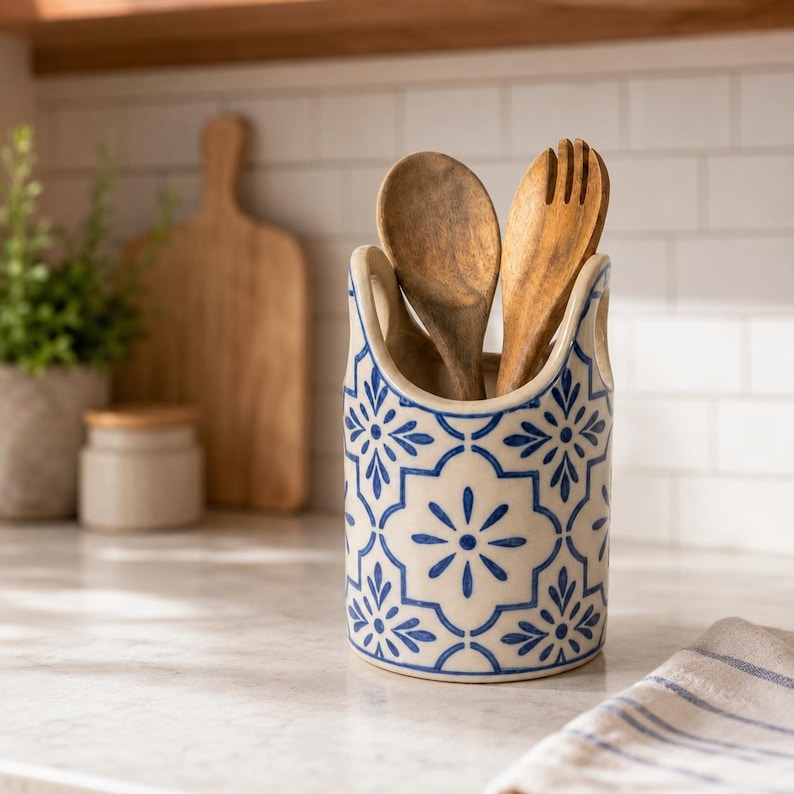 Blauer Keramik-Utensilienhalter mit Blumenmuster, handbemalter Küchenbehälter mit Schlaufengriffen, Löffelhalter in Creme und Blau