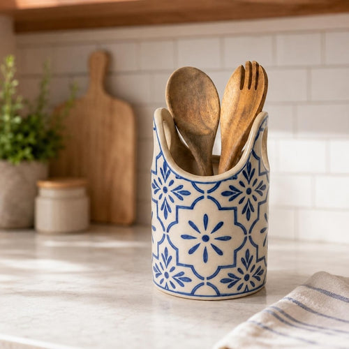 Blauer Keramik-Utensilienhalter mit Blumenmuster, handbemalter Küchenbehälter mit Schlaufengriffen, Löffelhalter in Creme und Blau