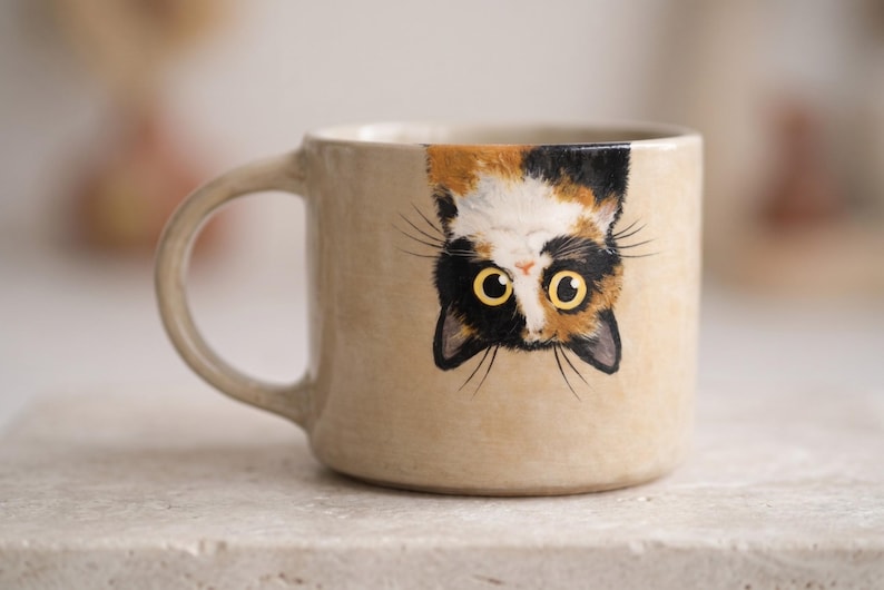 Handgefertigte Keramik-Kaffeetasse mit Katzenmotiv, Becher mit schwarzer Katze oder dreifarbiger Katze, 1 Stück
