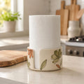 Handgefertigter Küchenrollenhalter aus Keramik, Rollenhalter für die Arbeitsplatte mit Blumenmotiv im Aquarell-Stil, handbemalte Keramik in Cremefarben