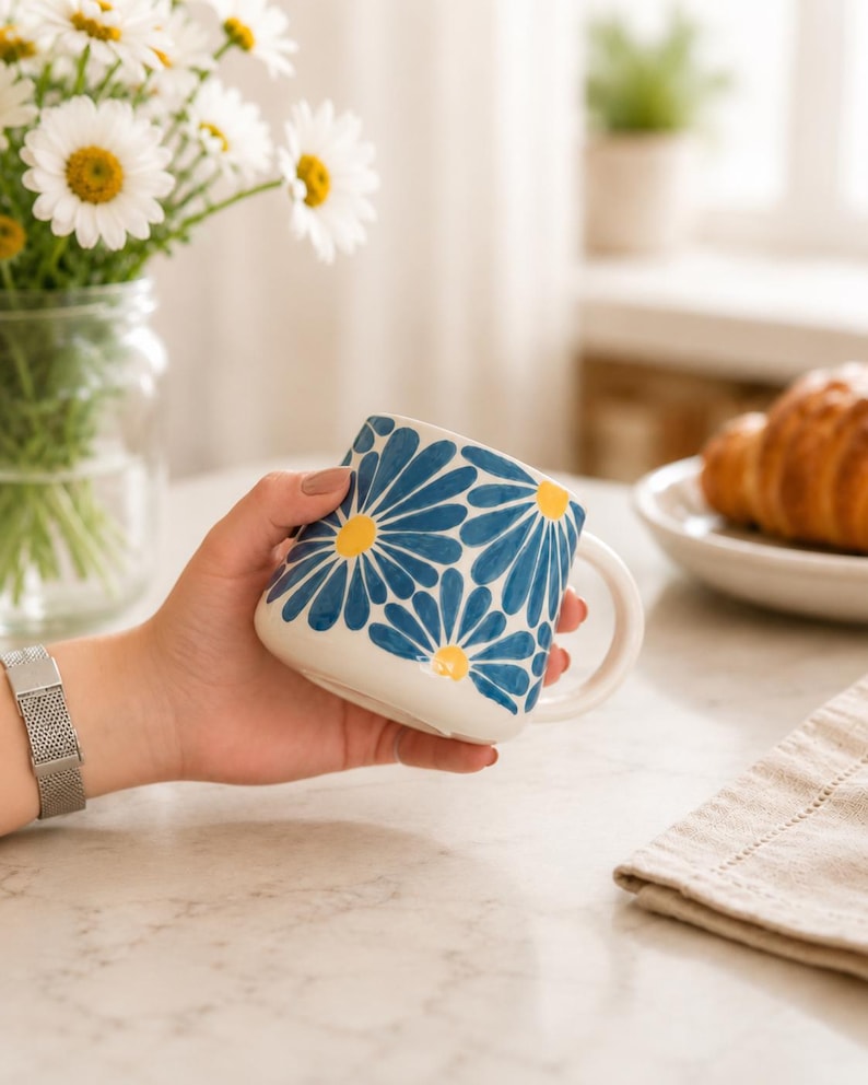 Keramikbecher mit blauem Gänseblümchen-Motiv, handbemalte Kaffeetasse aus Keramik mit kobaltblau glasierter Innenseite, 1 Stück