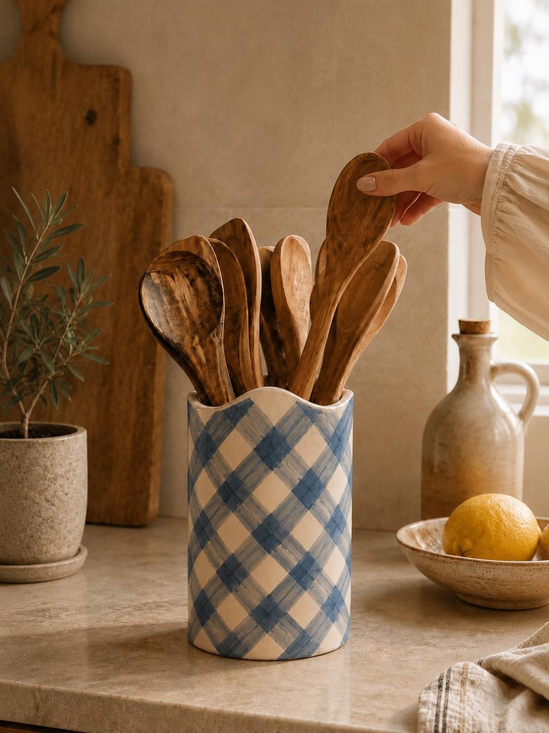 Keramik-Utensilienhalter, Küchenbehälter mit blauem Vichy-Karo, handbemalter Löffelhalter, 13 cm