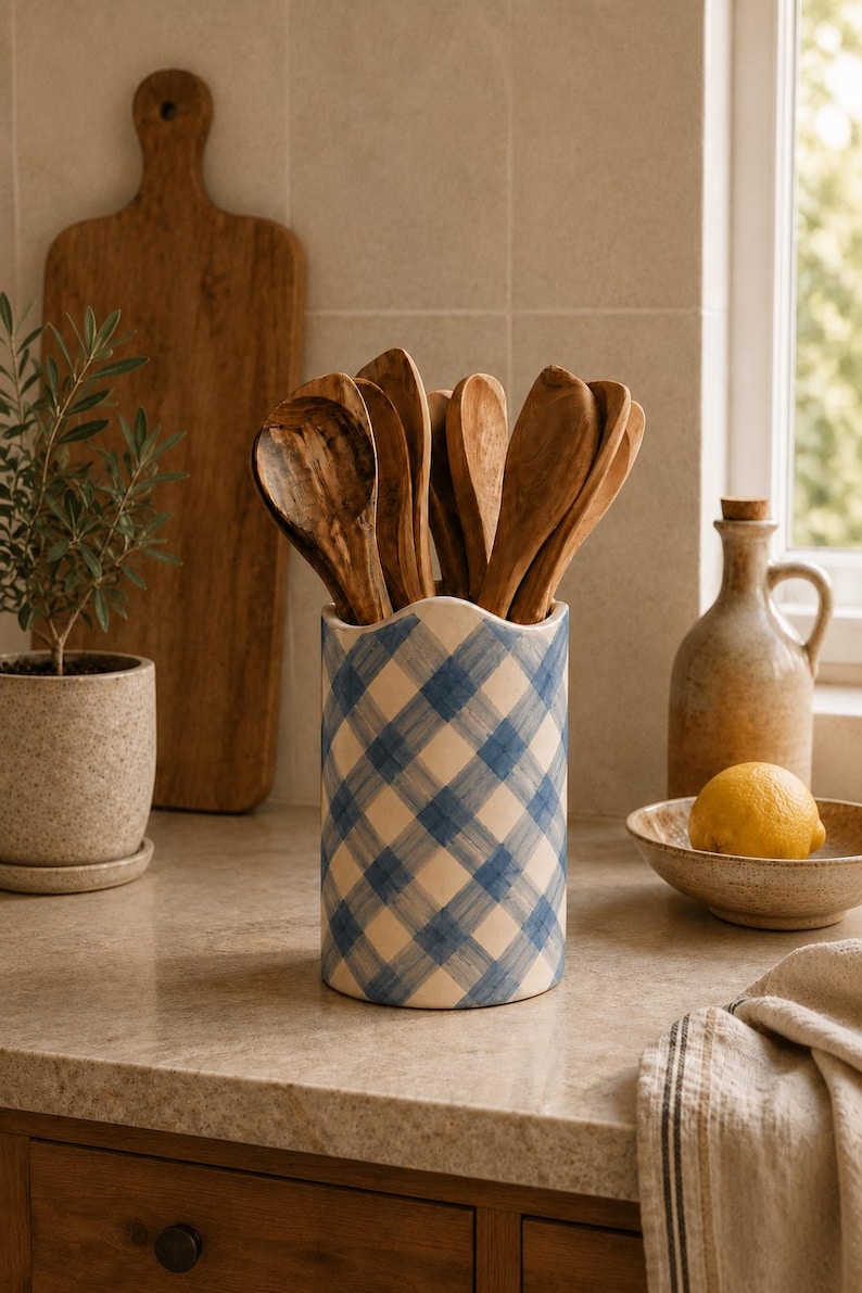 Keramik-Utensilienhalter, Küchenbehälter mit blauem Vichy-Karo, handbemalter Löffelhalter, 13 cm