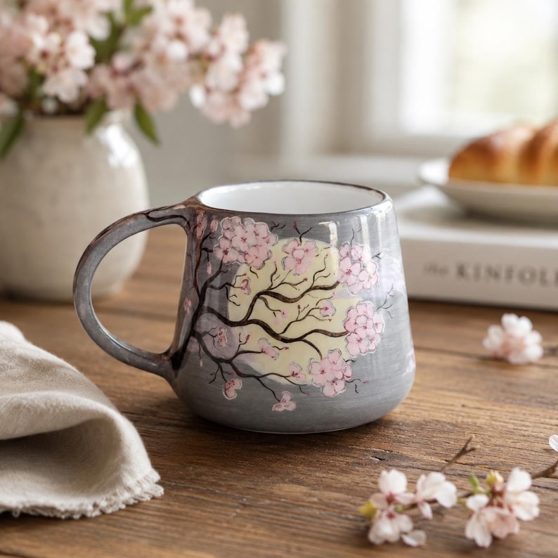 Handbemalte Keramiktasse mit Kirschblüten-Motiv (450 ml) – Kaffee- oder Teetasse in Zartrosa oder Rauchgrau