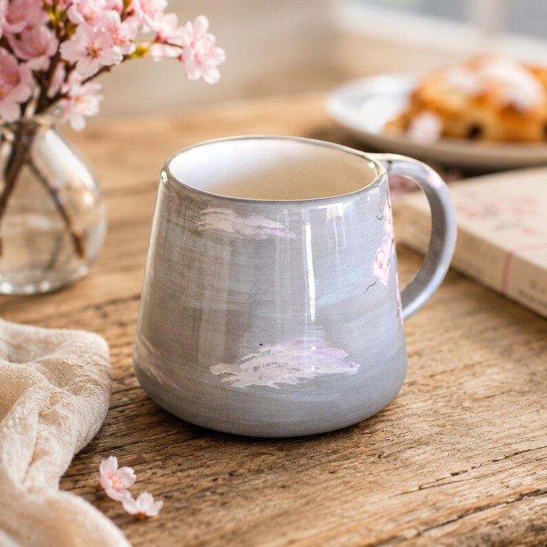 Handbemalte Keramiktasse mit Kirschblüten-Motiv (450 ml) – Kaffee- oder Teetasse in Zartrosa oder Rauchgrau