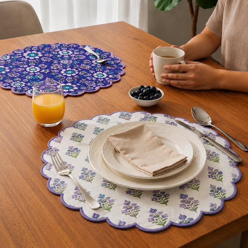 Runde, gesteppte Platzsets aus Baumwolle mit fächerförmigen Rändern und handgedrucktem, floralem Bohème-Muster; wendbar