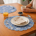Runde, gesteppte Platzsets aus Baumwolle mit fächerförmigen Rändern und handgedrucktem, floralem Bohème-Muster; wendbar