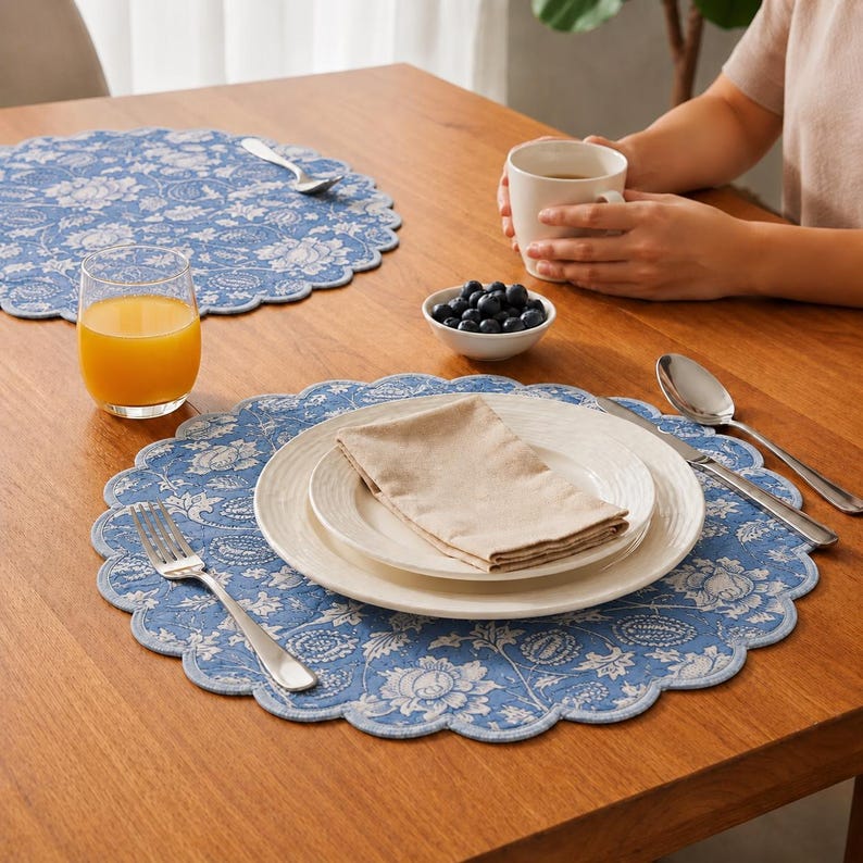 Runde, gesteppte Platzsets aus Baumwolle mit fächerförmigen Rändern und handgedrucktem, floralem Bohème-Muster; wendbar