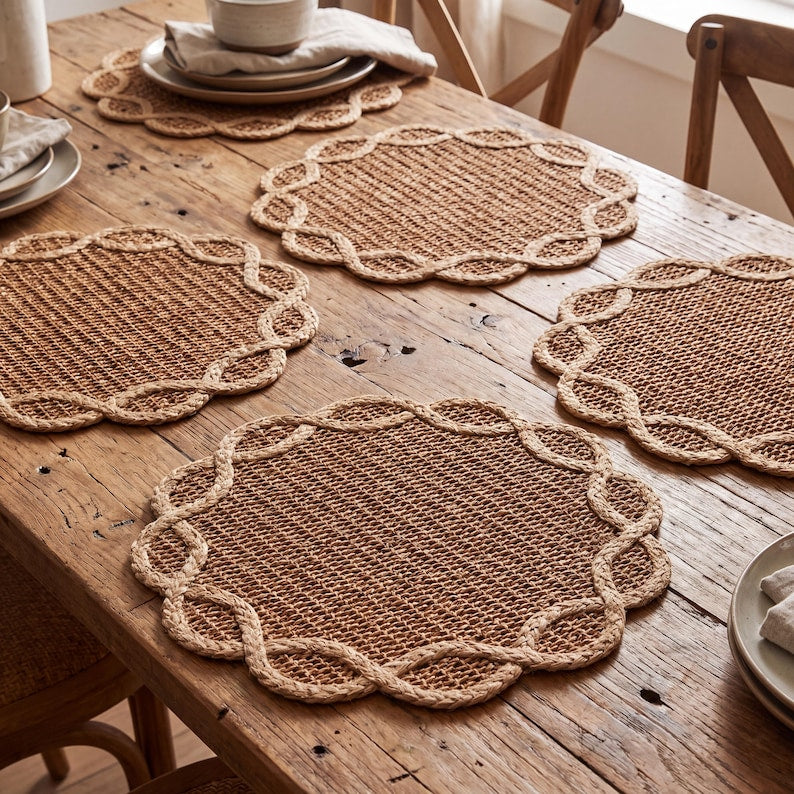 Rundes Platzset aus Rattan, 38 cm Durchmesser, mit gewellten Rändern und braunem Blumenmuster