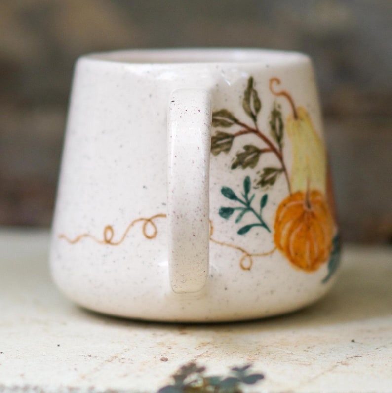Handgefertigte Keramik-Kürbistasse (450 ml) – Herbstliche Kaffeetasse aus Keramik mit handgemaltem Herbstmotiv