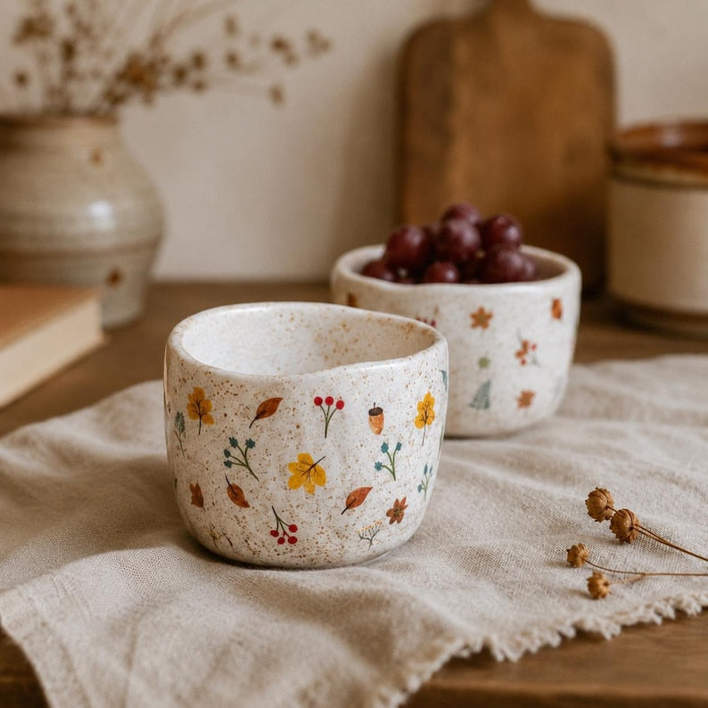 Handgefertigte Keramiktasse für den Herbst, handbemalte Teetasse mit herbstlichen Pflanzenmotiven, rustikales Cottagecore-Geschirr, gesprenkelter Becher in Cremeweiß, 1 Stück