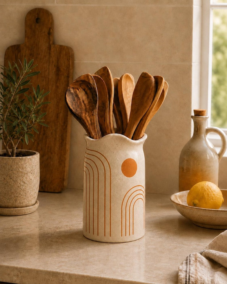 Küchenutensilienhalter aus Keramik, hoher Behälter mit abstraktem Sonnenmotiv, Organizer für die Arbeitsplatte in Creme und Terrakotta, 22 cm