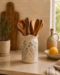 Handgefertigter Keramik-Utensilienhalter, blauer Küchentopf mit Blumenmuster, hoher Keramik-Organizer, cremefarben