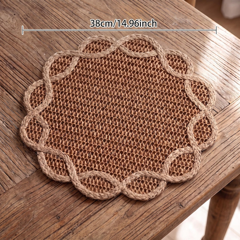 Rundes Platzset aus Rattan, 38 cm Durchmesser, mit gewellten Rändern und braunem Blumenmuster