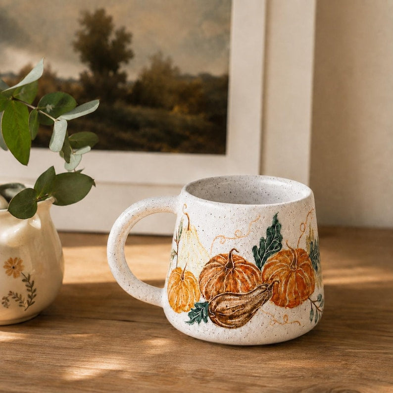 Handgefertigte Keramik-Kürbistasse (450 ml) – Herbstliche Kaffeetasse aus Keramik mit handgemaltem Herbstmotiv