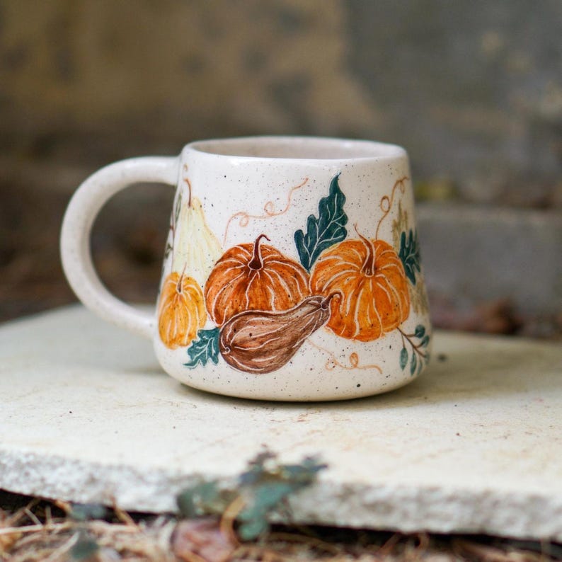 Handgefertigte Keramik-Kürbistasse (450 ml) – Herbstliche Kaffeetasse aus Keramik mit handgemaltem Herbstmotiv