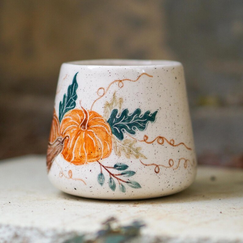 Handgefertigte Keramik-Kürbistasse (450 ml) – Herbstliche Kaffeetasse aus Keramik mit handgemaltem Herbstmotiv