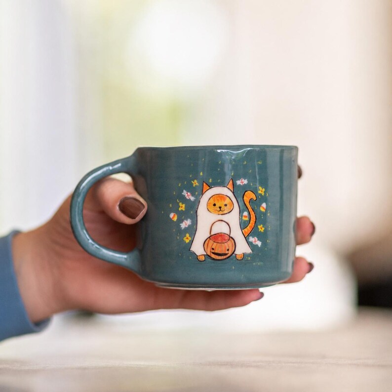 Katzenbecher, blaugrüner Keramik-Kaffeebecher, verziert mit einer orangefarbenen Geisterkatze und einem Kürbismuster, 1 Stück
