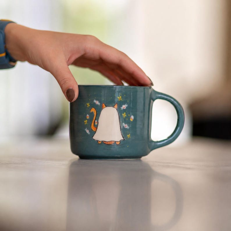 Katzenbecher, blaugrüner Keramik-Kaffeebecher, verziert mit einer orangefarbenen Geisterkatze und einem Kürbismuster, 1 Stück