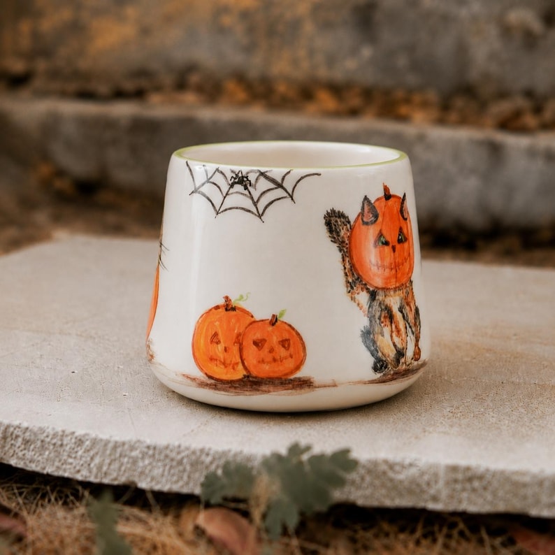 Keramikbecher mit Katzenmotiv und handbemaltem Kürbis- und Spinnennetz-Dekor