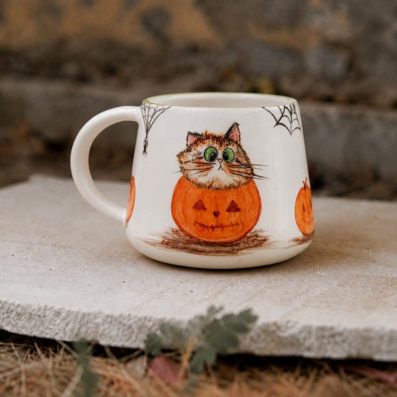 Keramikbecher mit Katzenmotiv und handbemaltem Kürbis- und Spinnennetz-Dekor